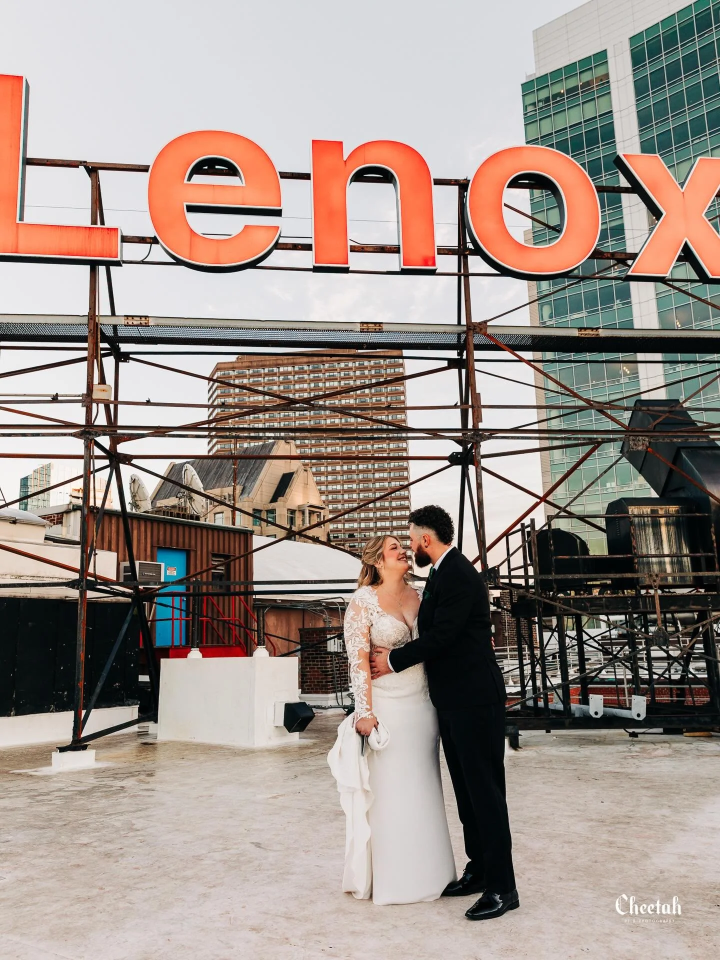 A perfect rooftop moment in the heart of Boston🖤
#cheetahdjphotography
#LenoxHotelWedding #BostonWedding #CityWeddingVibes #JustMarried