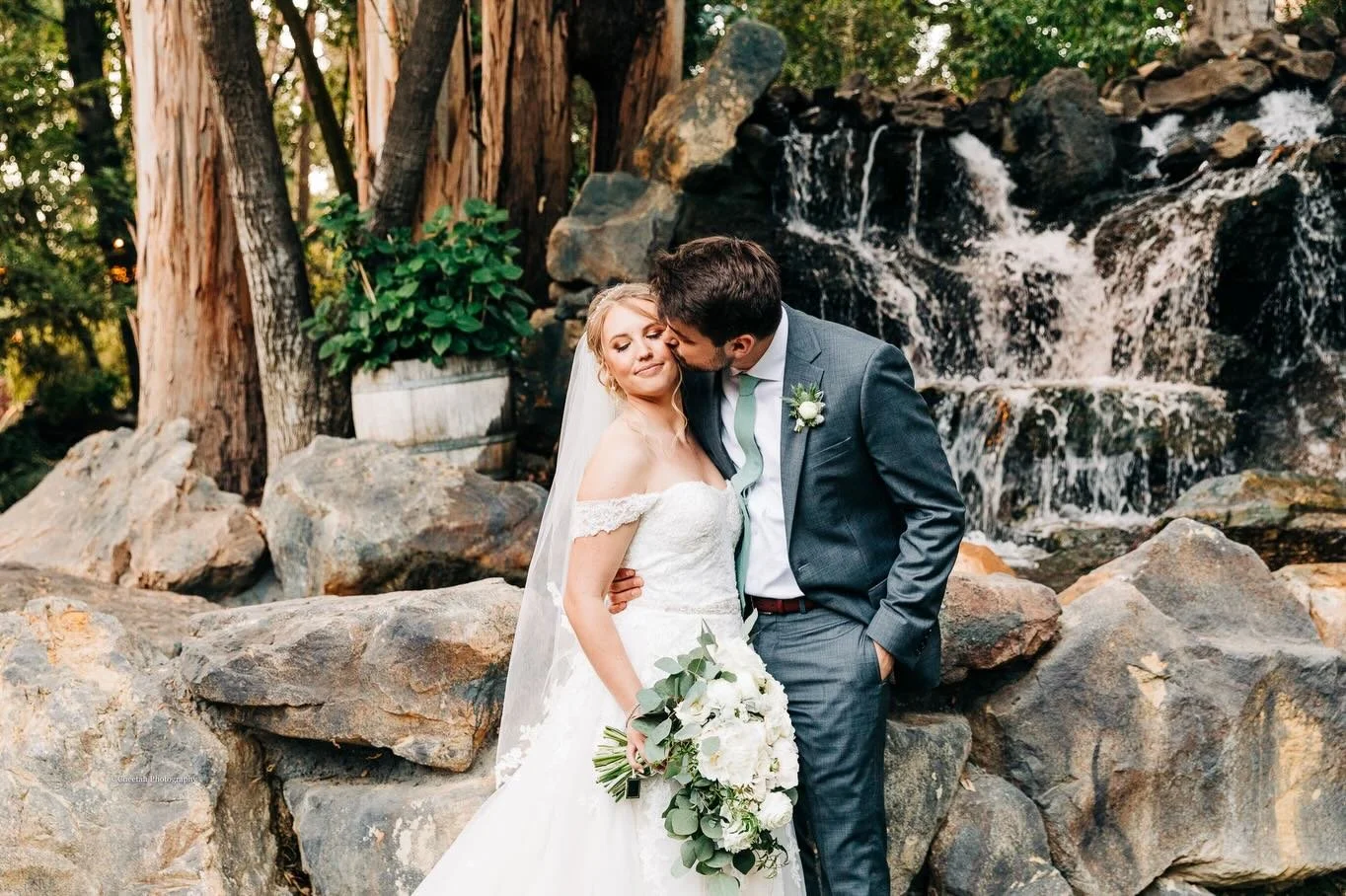 A kiss on the cheek, beautiful scenery &amp; unforgettable memories🖤

#cheetahdjphotography
#salemmaweddingphotographer 
#salemmaweddingdj
#massachusettsweddingphotographer 
#massachusettsweddingdj