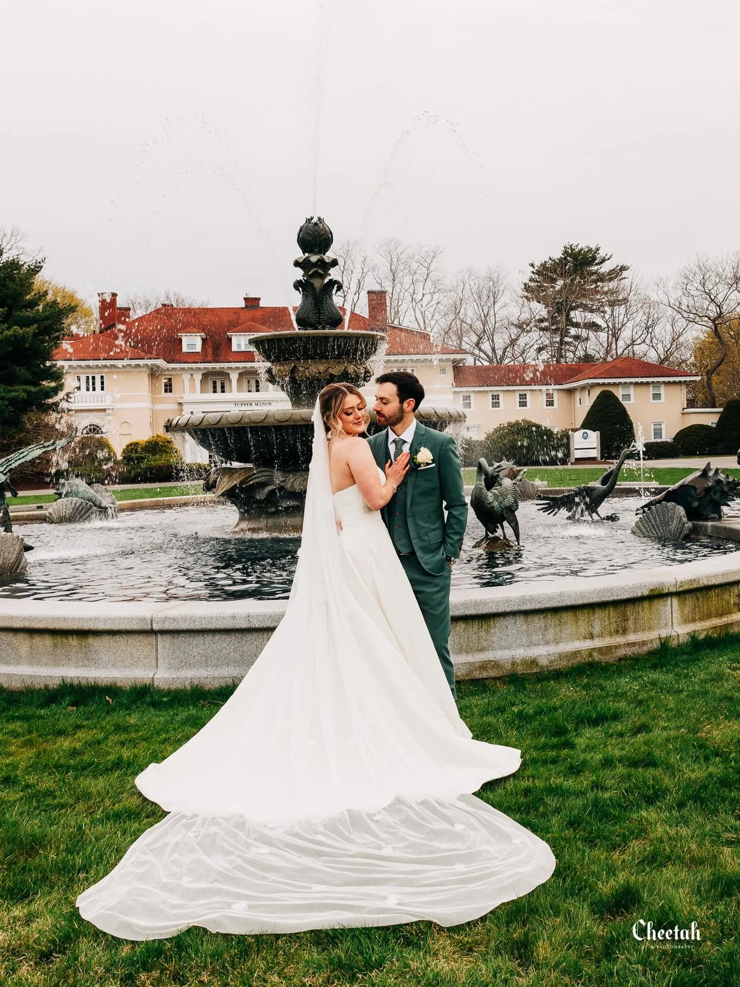 Currently working on Emily &amp; Zacks Beautiful Wedding at @tuppermanor🖤

#cheetahdjphotography 
#TupperManor #LuxuryWedding #EditorialRomance #TimelessElegance
