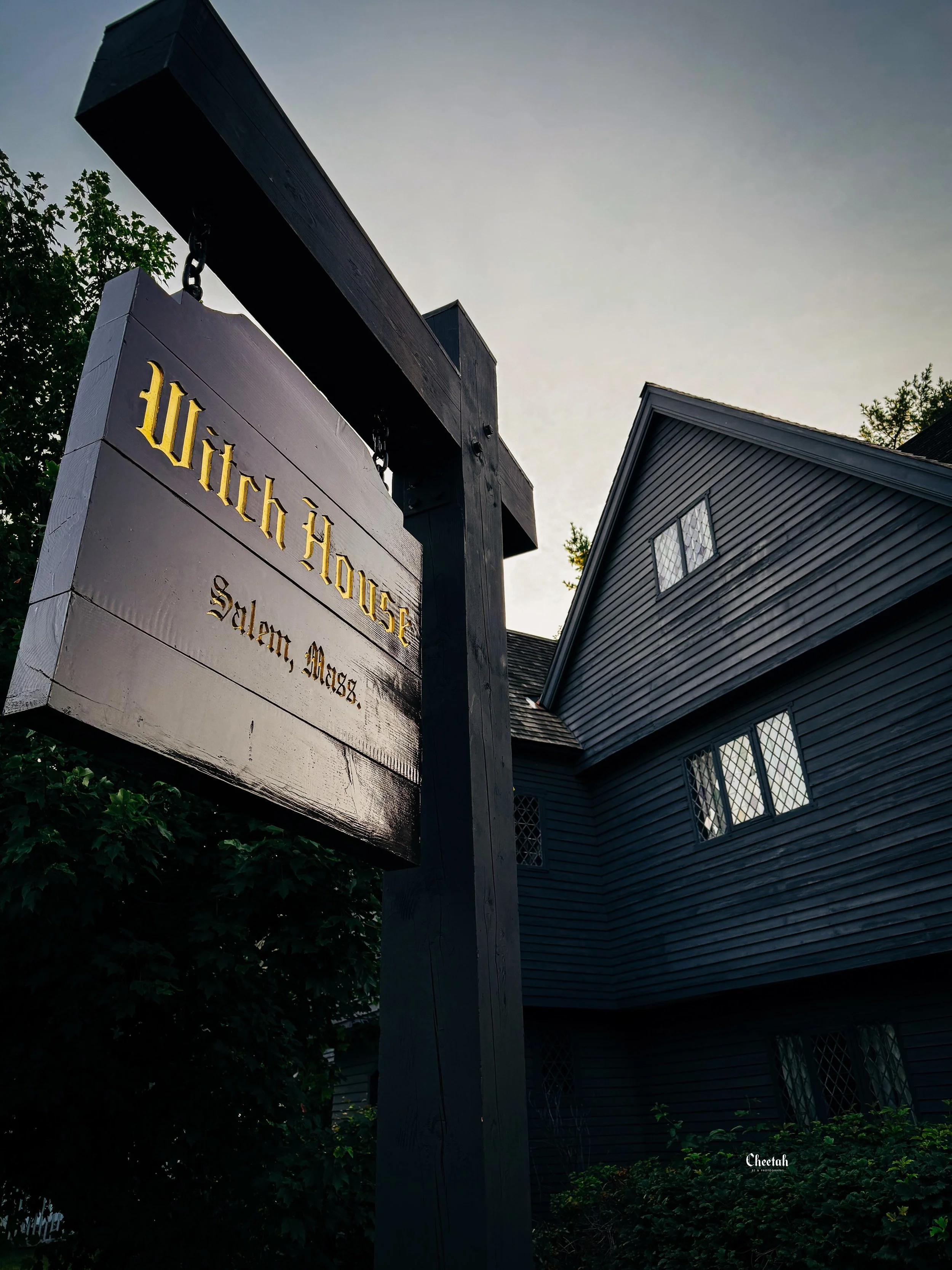 New sign. Same magic. 🖤

#SalemMA #WeddingPhotographer #TheWitchHouse  #MoodyPhotography #CheetahDJPhotography