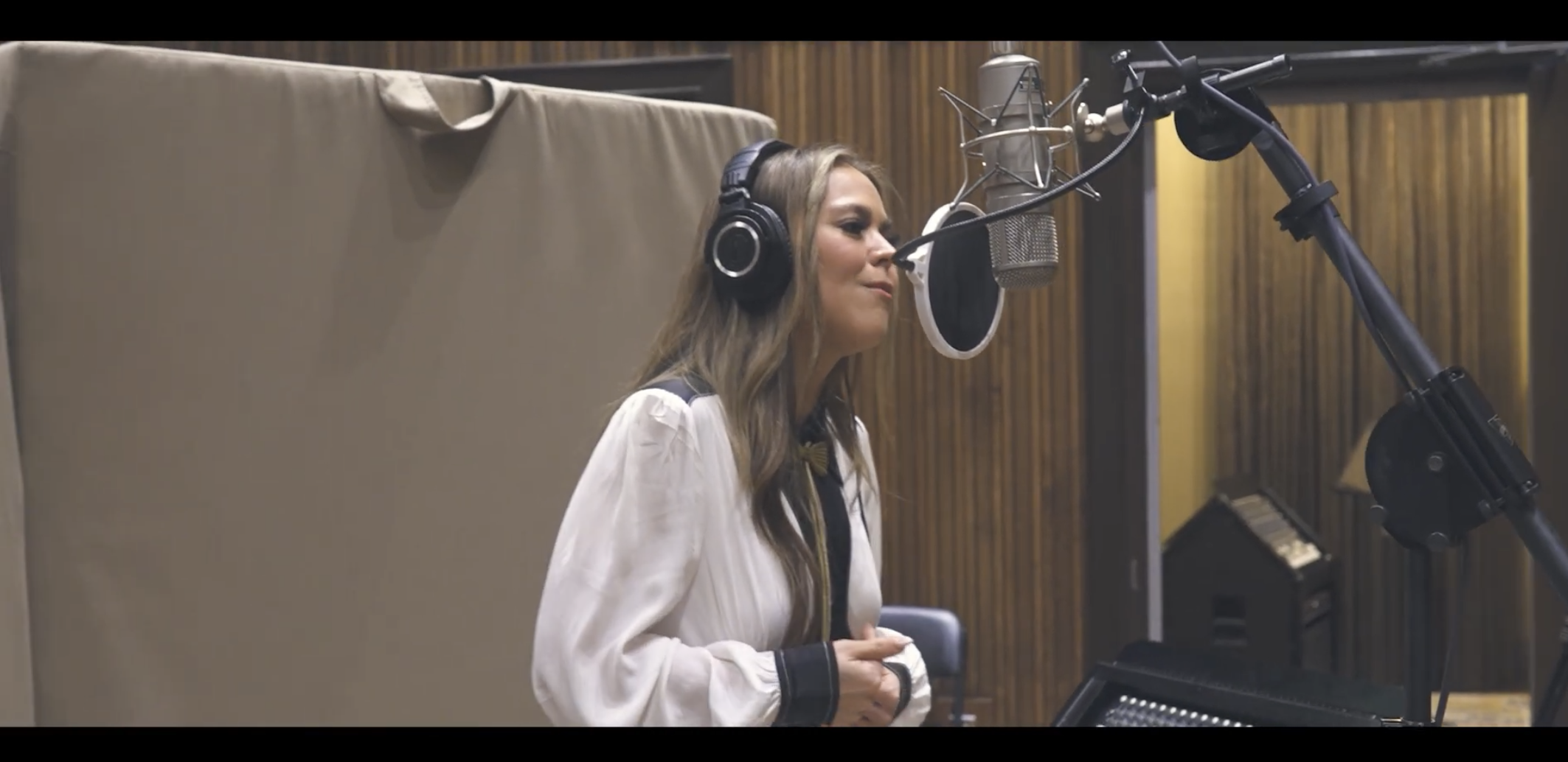 BELLA LAM RELEASES “BOOTFIRST” (STUDIO SESSIONS) FILMED AT NASHVILLE’S BLACKBIRD STUDIO