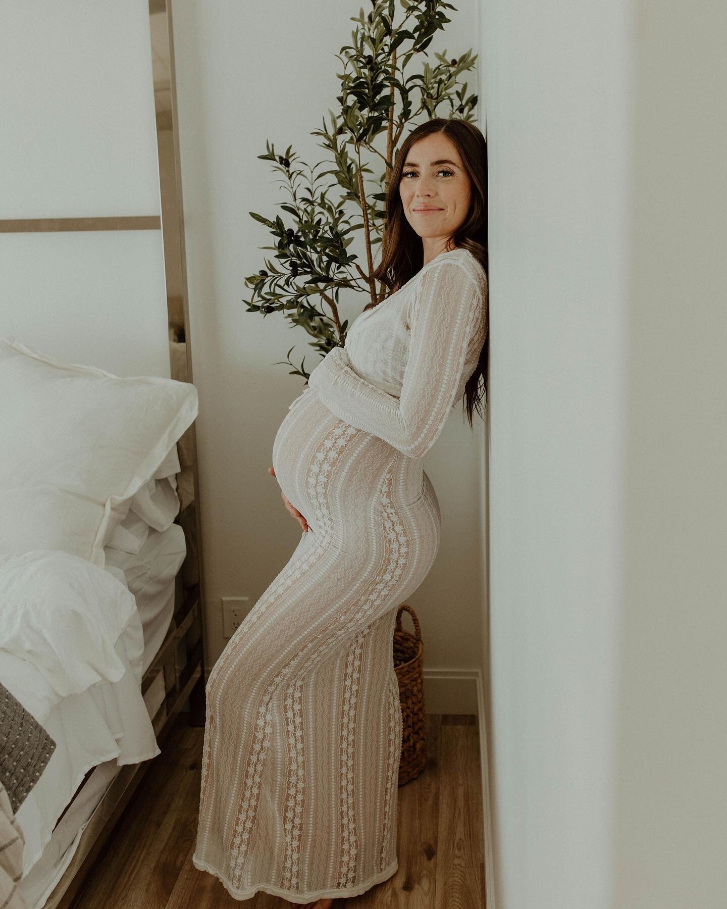 Baby month for @brekyntay and I cannot wait to be at this birth! She&rsquo;s got the bump I wish I had while pregnant. 😍 Hot mama!! 🔥

@thelightloftaz is so beautifully done and I&rsquo;m so thankful to have been able to do a session here! I can&rs
