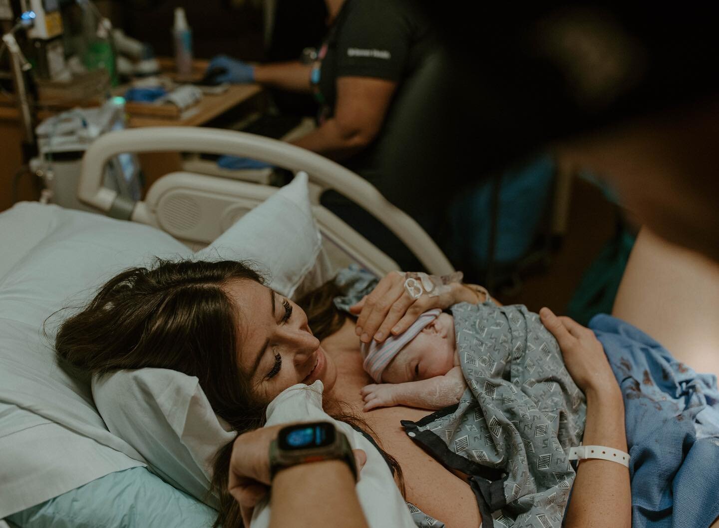 The sweetest snuggles right off the bat! 🥺🫶 This baby girl made her grand entrance earlier this week, and she is a doll! Congrats @brekyntay on your perfect Hudson. ❤️❤️