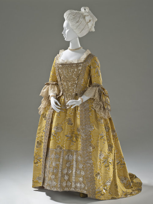 DETAIL LOOK - Historical Fashion