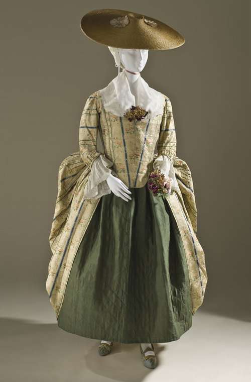 DETAIL LOOK - Historical Fashion