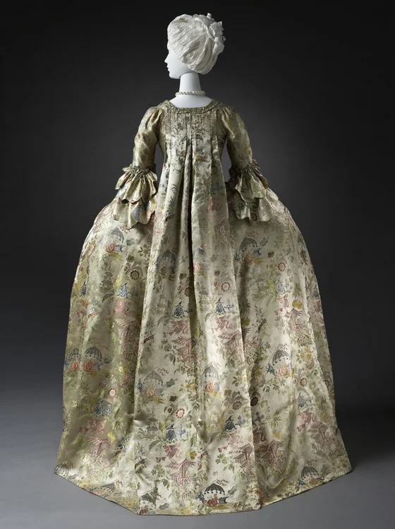 DETAIL LOOK - Historical Fashion