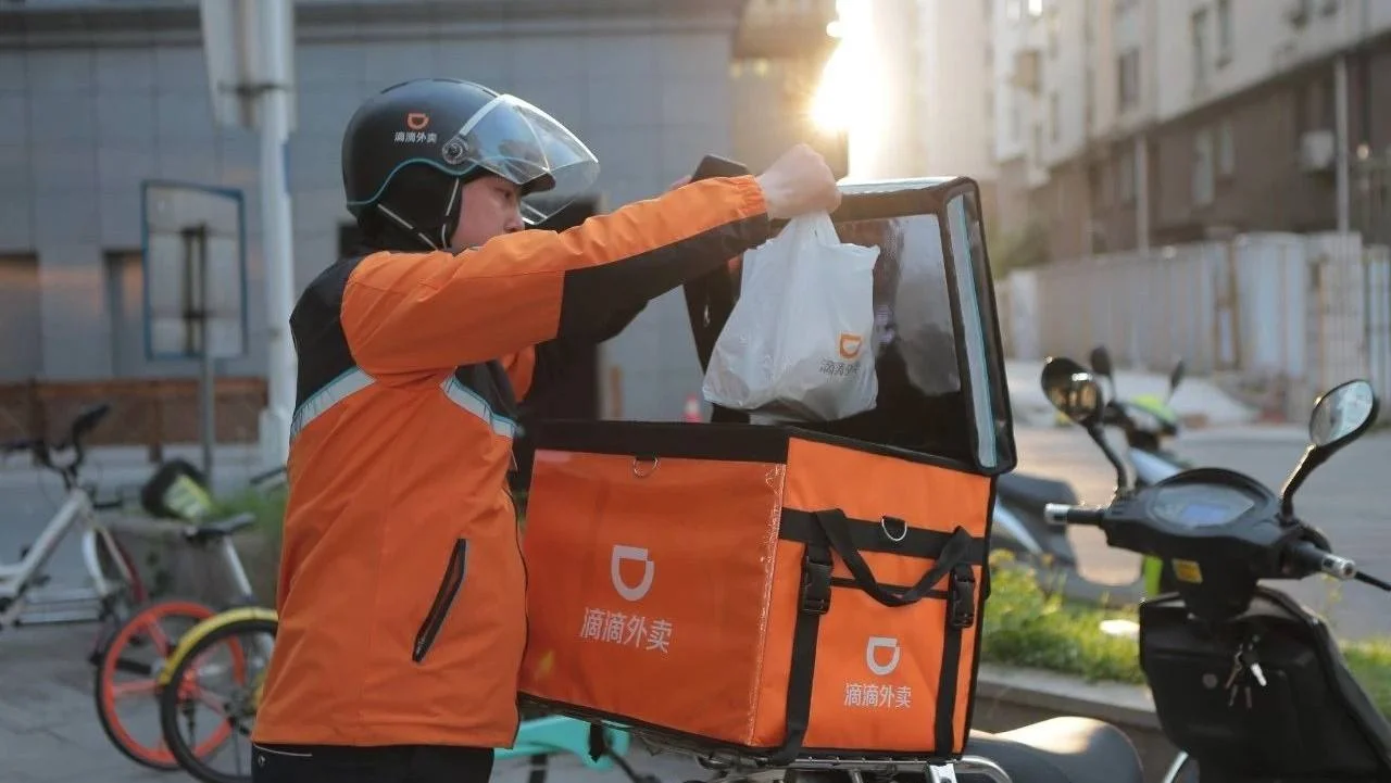 Deliveryman unpacking someone’s “外卖” (delivery) dinner. Photo: 127.net