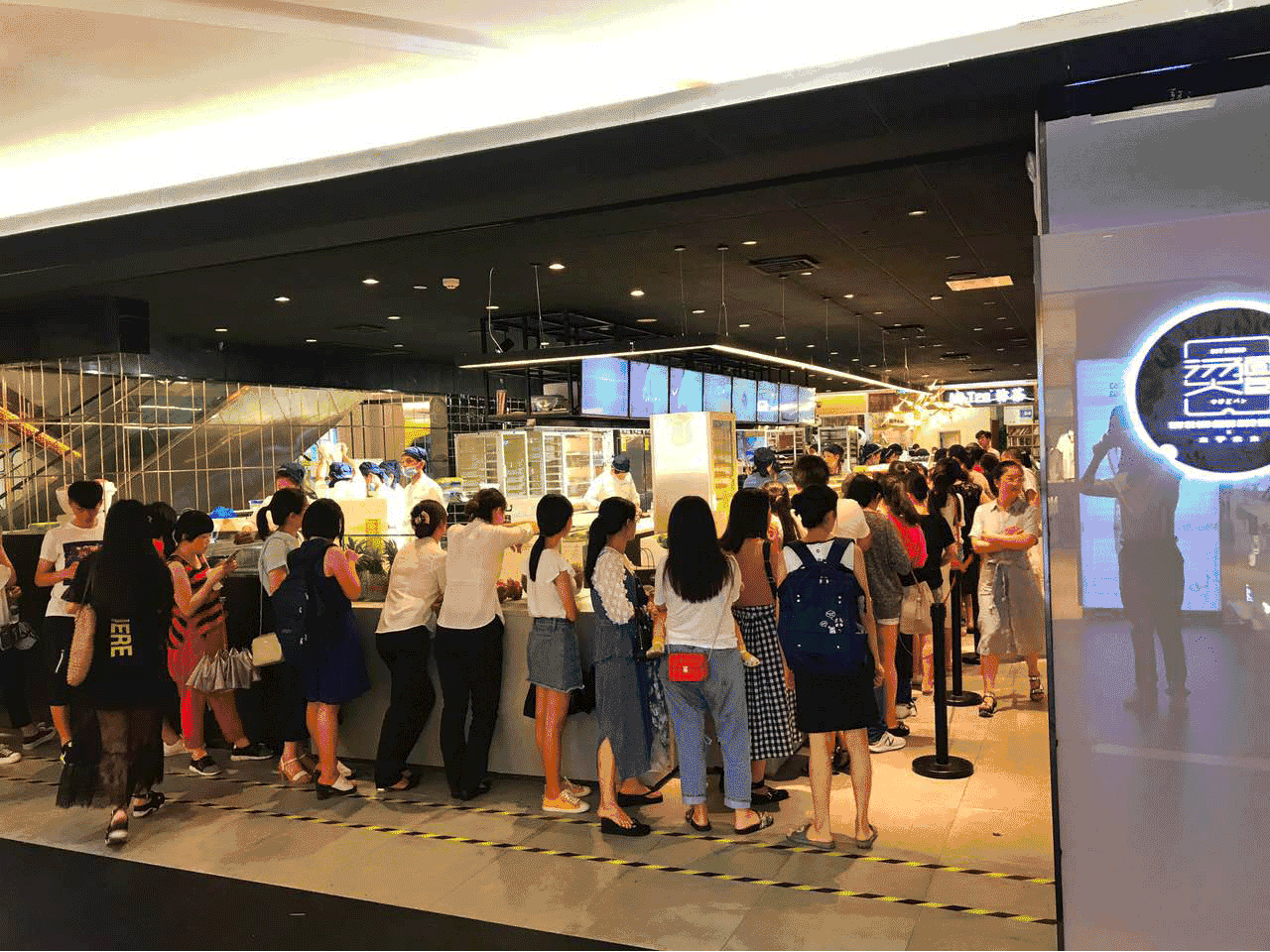 People waiting in line for “dirty dirty bread,” a chocolate croissant. Photo: Sohu.