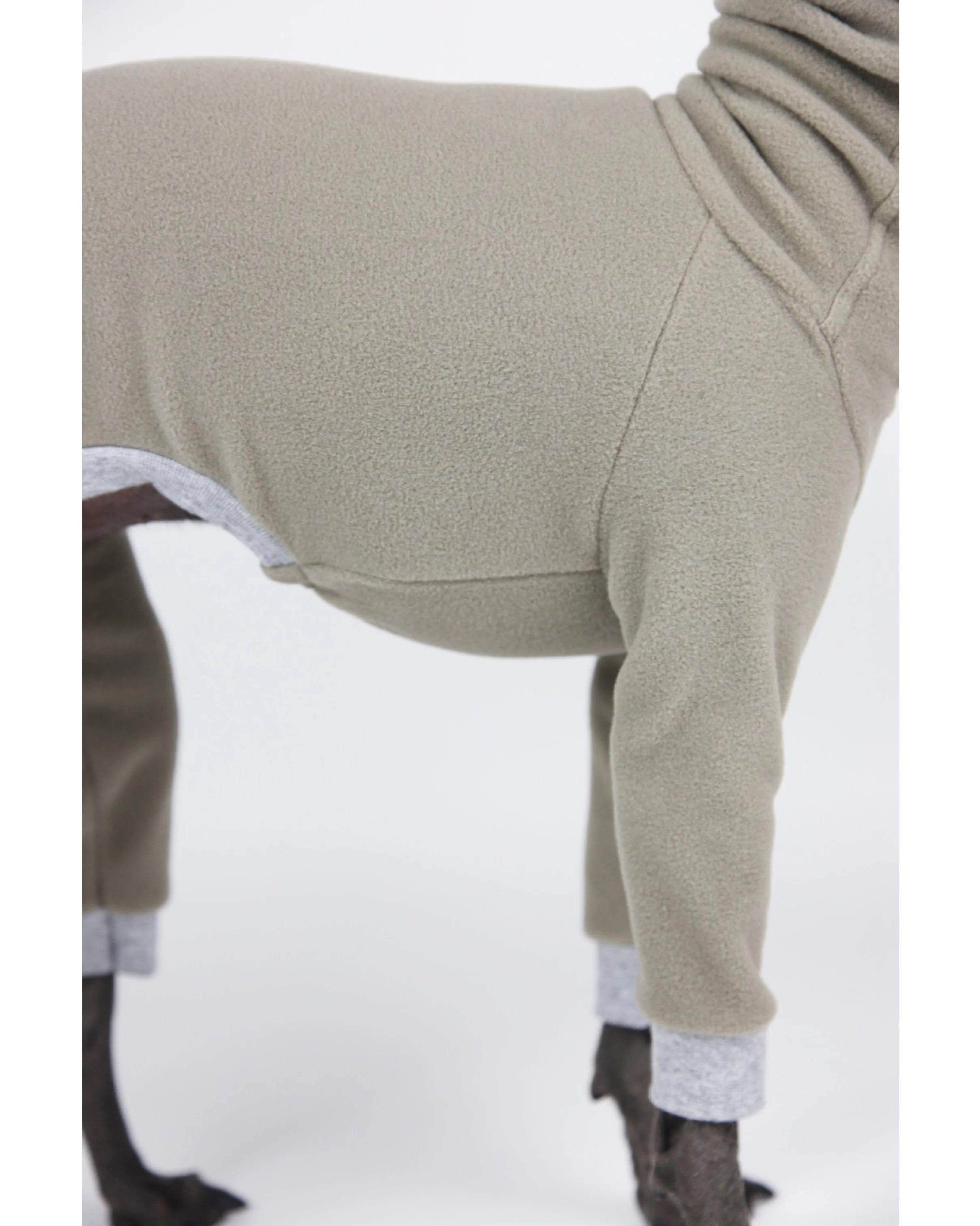 ESSENTIALS ROMPER - BEIGE

Essential to run, play and get dirty in!

Made from super soft, lightweight Micro Fleece, these jumpers provide great insulation whilst the fabric&rsquo;s breathable properties make it perfect for active pursuits.