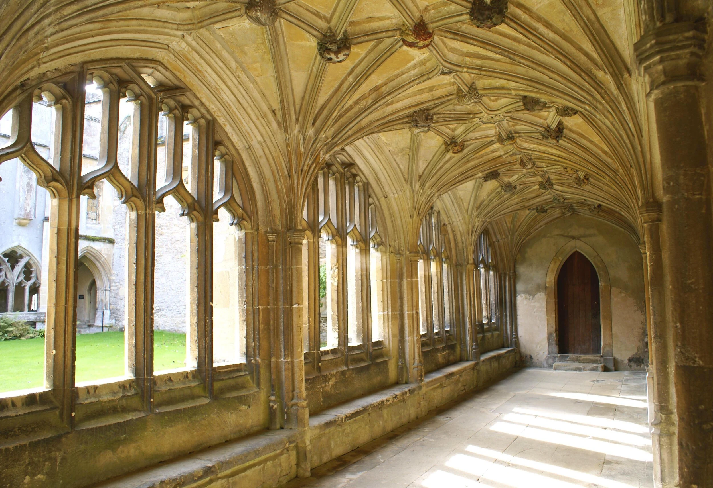 The+cloisters+of+Lacock+Abbey%2C+Wiltshire