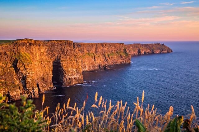 An Irish sunset.⠀
⠀
www.britishandirishwalks.com⠀
⠀
#walks #bestwalks #britishwalks #irishwalks #englishwalks #hiking #hikes #hike #walkingtour #walkingholiday #explore #ireland #visitireland #cliffsofmoher #sunrise #sunset