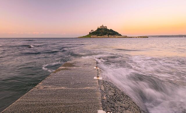 Sunrise at St Michael's Mount.⠀
⠀
www.britishandirishwalks.com⠀
⠀
#walks #bestwalks #britishwalks #irishwalks #englishwalks #hiking #hikes #hike #walkingtour #walkingholiday #explore #cornwall #visitcornwall #cornishvacation #cornwallvacation #walkin