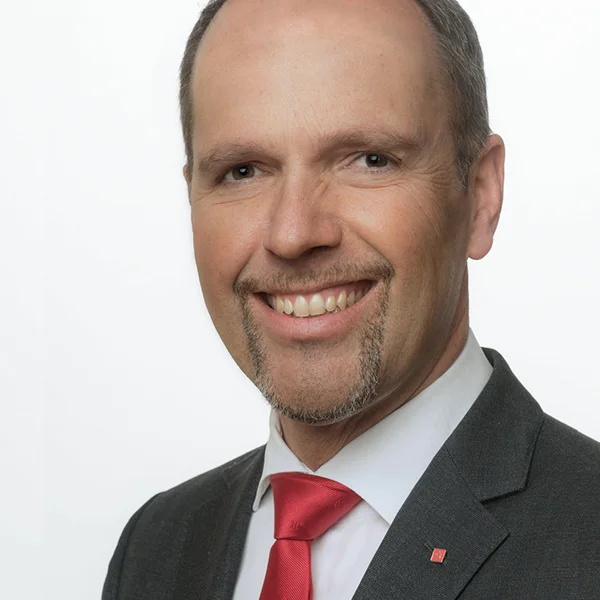 Markus Hildmann, MBA Markus Hildmann ist stv. Vorstandsmitglied in der Sparkasse Freiburg – Nördlicher Breisgau und als Direktor für das FirmenkundenCenter verantwortlich. Hierzu zählen neben der Unternehmenskunden- und Firmenkundenberatung auch das Internationale Firmenkundengeschäft, die Bauträger- und Immobilienprojekte, der Fachbereich Leasing sowie die Gründungs-, Förder- und Innovationsfinanzierungen.