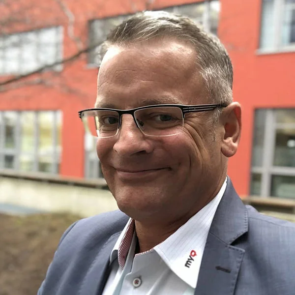 Marco Knöpp Geschäftsführer MyQ Deutschland GmbH Marco Knöpp ist Geschäftsführer der MyQ Deutschland GmbH und vertritt mit seinem Team die regionalen Belange der MyQ-Organisation, deren Hauptsitz in Prag ist. Er verfügt über langjährige, fundierte Management-Erfahrung im IT-Bereich (Spezialisierung auf Dokumenten-Management in den letzten zehn Jahren) und hat neben seinem IT-Fachwissen umfassende Erfahrungen aus dem Dienstleistungs- und Beratungsumfeld gesammelt.