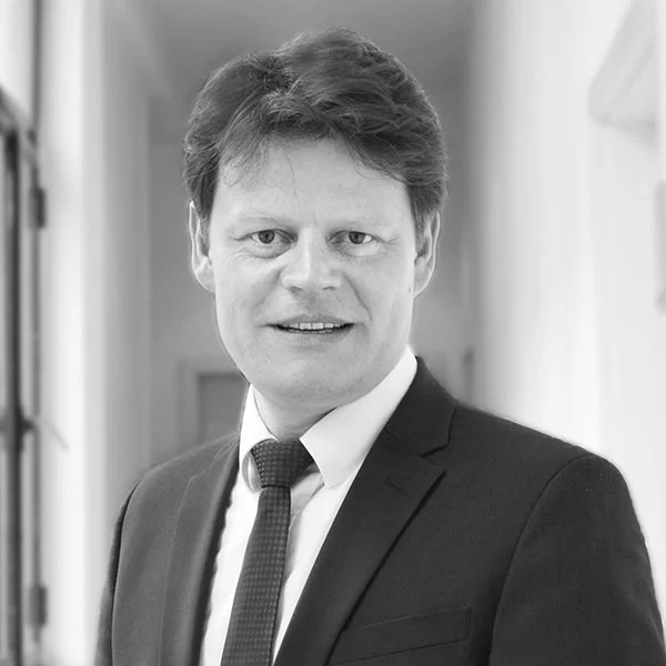 Martin Köppe Leiter bwcon-Geschäftsstelle Ravensburg Martin Köppe ist Experte für Digitalisierung, Innovation und Förderung und Leiter der bwcon-Geschäftsstelle Ravensburg. Als führende Wirtschaftsinitiative zur Förderung des Innovations- und Hightech-Standortes Baden-Württemberg verbindet Baden-Württemberg: Connected e.V. (bwcon) ca. 700 Unternehmen und Forschungseinrichtungen mit mehr als 6.000 Experten der Bereiche Digitalisierung, Innovation sowie Geschäftsentwicklung und bietet seit über 20 Jahren eine Plattform für die Vernetzung und den Transfer von Erfahrungen, Wissen und Ideen. Die bwcon GmbH bietet Unternehmen eine ganzheitliche Begleitung und geförderte Unterstützung des Digitalisierungs-, Innovations- und Geschäftsentwicklungsprozesses an.