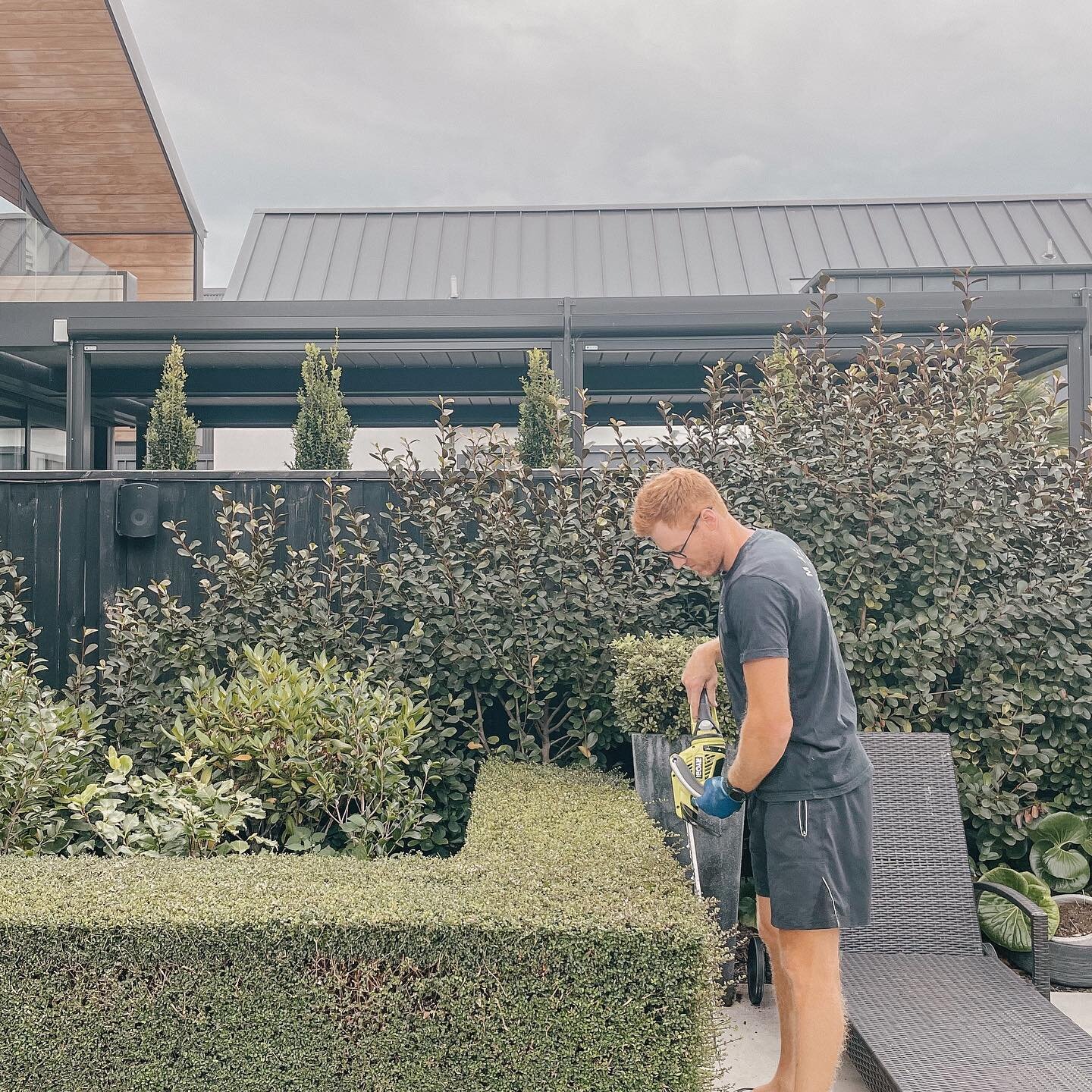 AD | Jamies turn to take this @ryobinz hedge trimmer for a spin ~ dodging the rain! If there is one thing in the garden that&rsquo;s satisfying to do its this. Can confirm it makes the job a whole lot easier than the manual cutters we normally use 😝