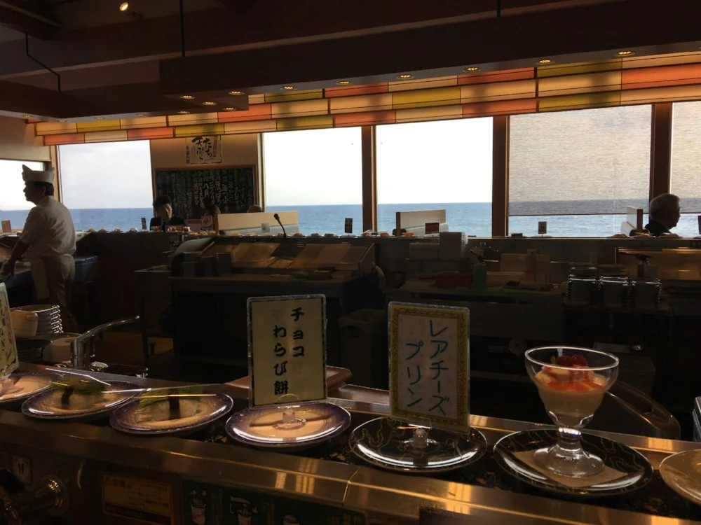 This store is built on the coast of the Tsugaru Strait, and the view outside is quite beautiful.