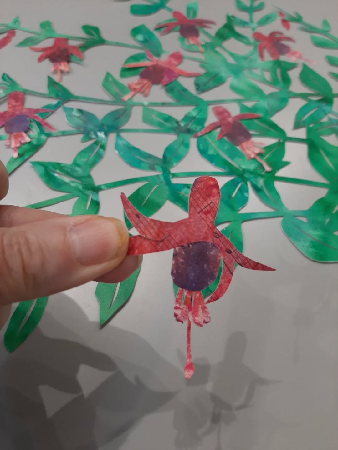 #MarchMeetTheMaker Currently working on...
#Fuchsias is what I was creating from painted papers yesterday while working at #WetherbyGallery 
I cut the leaves out a couple of weeks ago and realised I didn't have the correct coloured papers for the vib