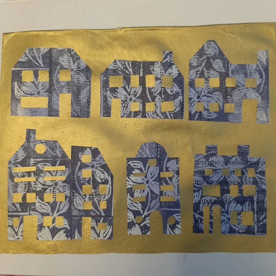 Day 23 of #DoThe100DayProject 
@dothe100dayproject 
This was very inspired by a piece I saw yesterday by Zosia Olenska (who I can't tag).
It was of Venice I think and is in @no.2blossomstreet gallery in York. She uses lots of gold in her work and it'