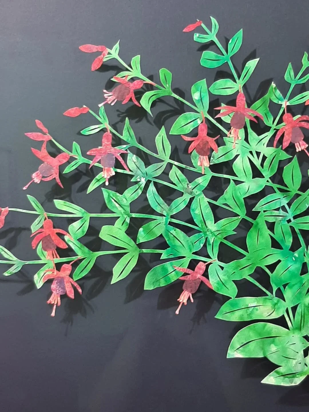 Look at the shadows this paper-cut creates!
This is collaboration in action! 
While I've been working at @wetherbyframing Russell has been suggesting ways of framing my work which I'd never thought of. 
This paper collage is floating between two piec