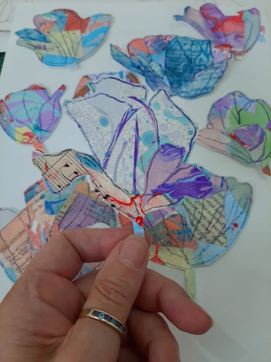 How was your day today? 
Mine stated with a pile of papers and some tulip templates and ended with some wild marbled tulips 🌷🌷🌷🌷🌷
In between there were 
💜 lots of great conversations about #MindfulnessAndCreativity 
💙 a lot of love for my fram
