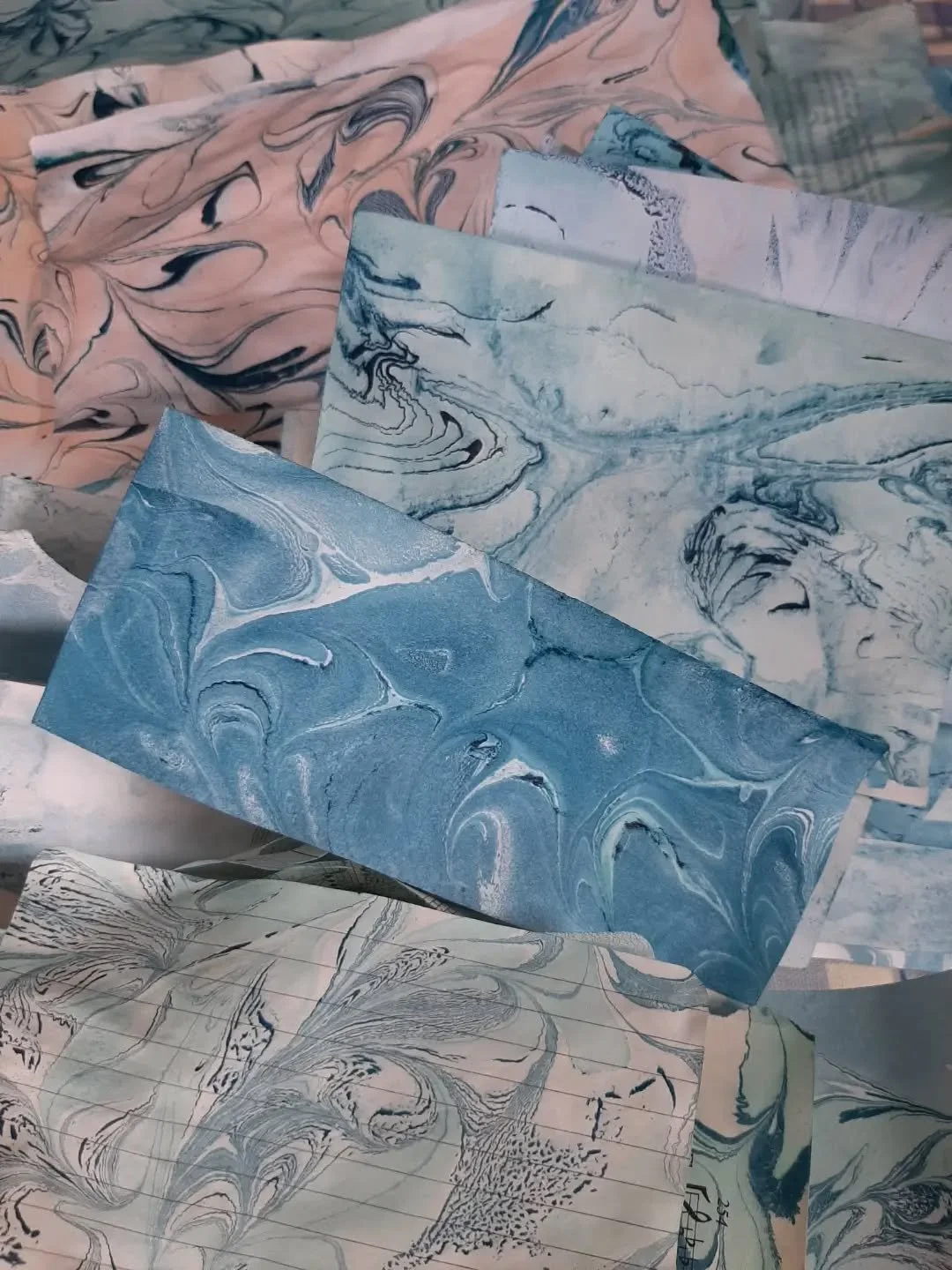 I had a delicious time #PaperMarbling over the weekend using a denim blue 💙 as the base for all of them. I filled my whole kitchen table with scraps of paper now looking beautiful! 
Can't wait to start playing with them. 

#TheCreativeSpace #Mindful