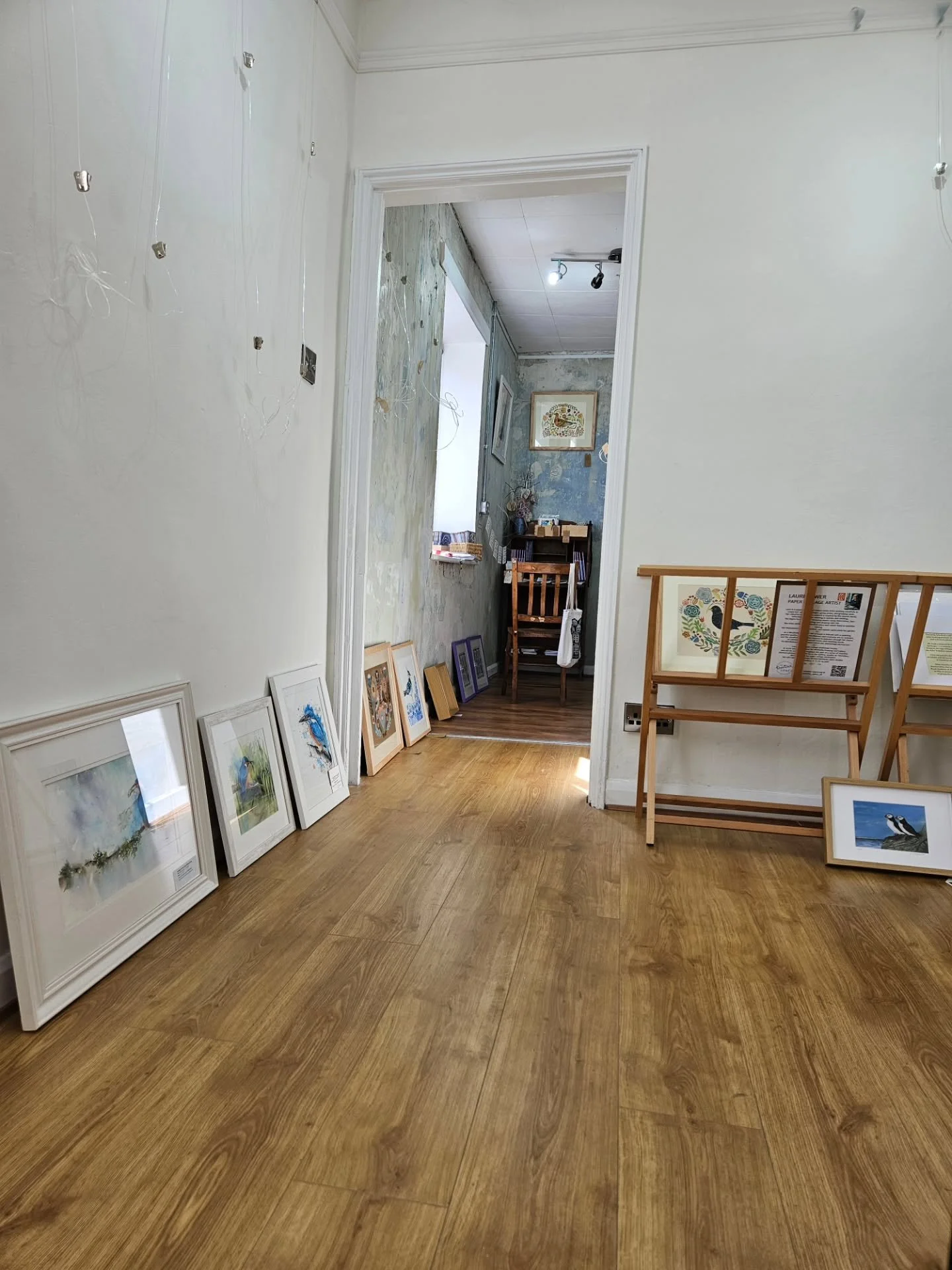 I really enjoy this lull between one exhibition and the next. Laying everything out and deciding what will go where. 
The new exhibition is #Birds and features lots of lovely interpretations
🐦&zwj;⬛ realistic paintings
🐦&zwj;⬛ folk William Morris s