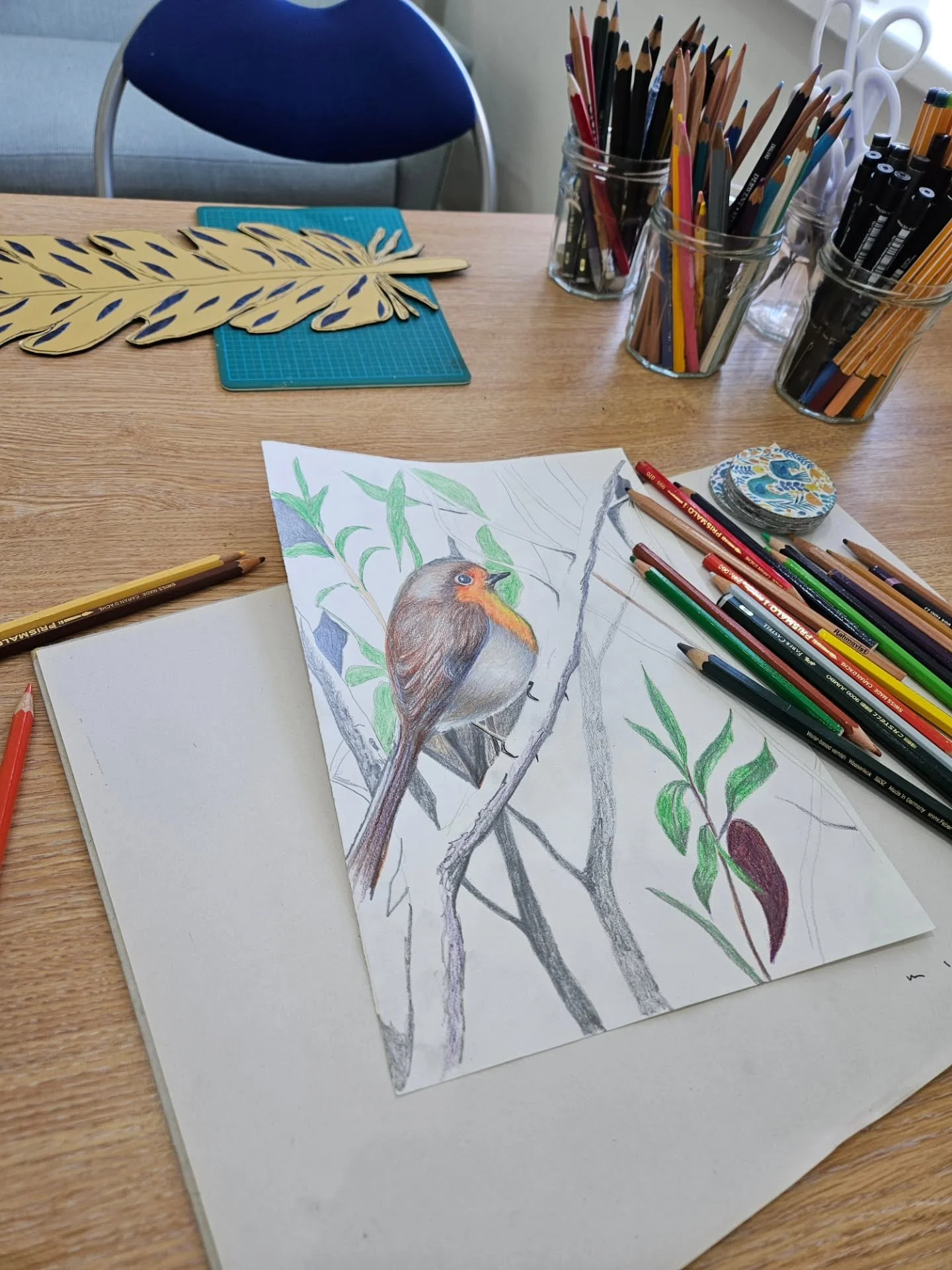 I love that everyone has such a different take on a theme! This was the outcome of today's #Birds workshop, which although I'd advertised as a Paper Collage workshop this person chose to draw a beautiful Robin with pencils and crayons. 
Come and see 