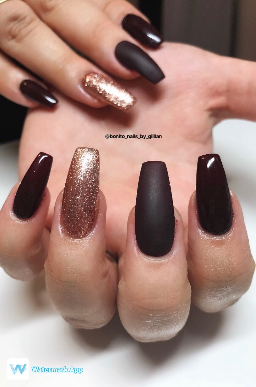 Beautiful Black and Gold Acrylic Nails. 