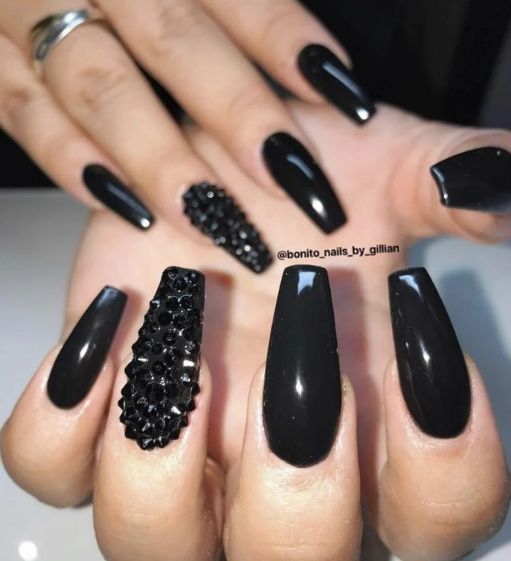 Shiny Black Autumn to Winter Nails.