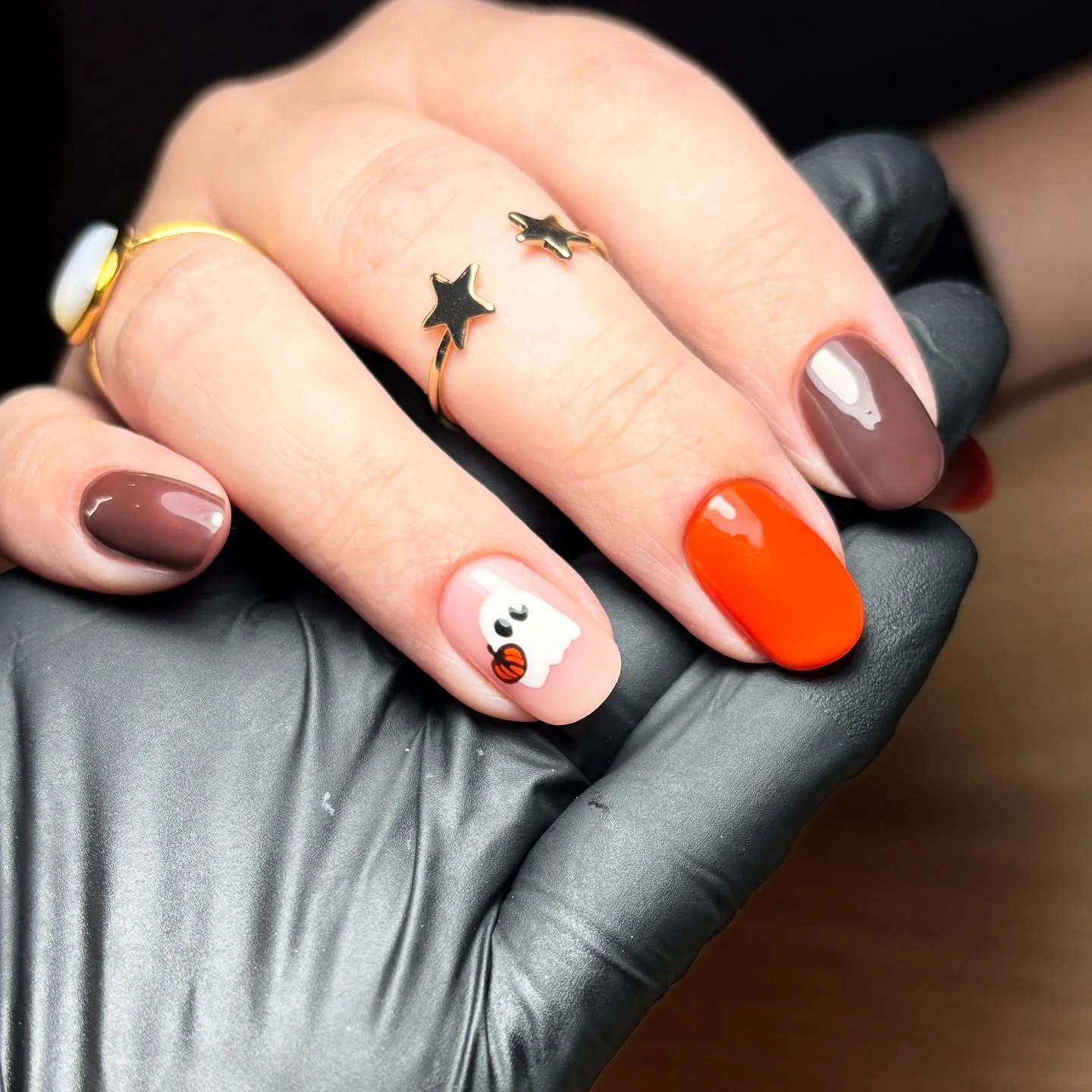 👻 not done a lot of nail art this halloween for a change but loving all the little bits I have done 🥰

#nails #halloweennails #gelnails #russianmanicure #ghostnails #bonitonailsacademy #nailsofinstagram