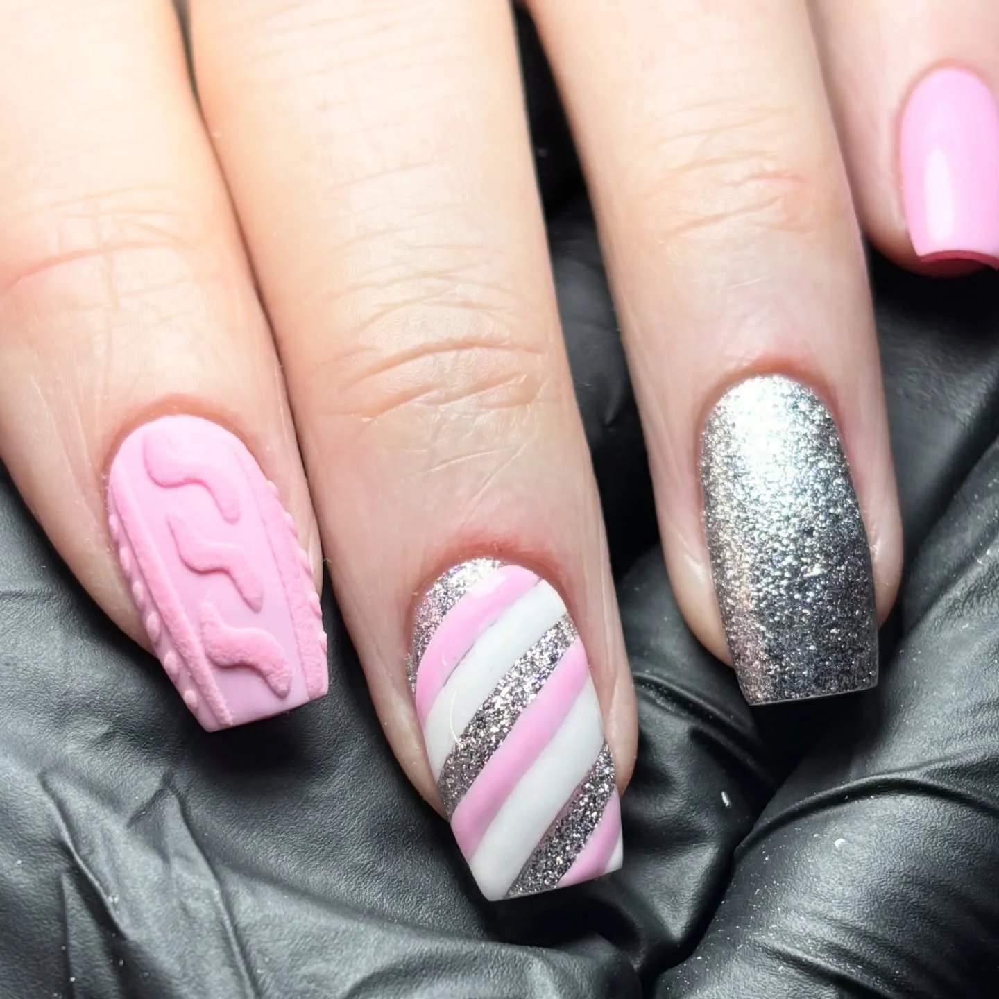 Pink for Xmas 🩷👌🏻
#nails #xmasnails #pinkxmasnails