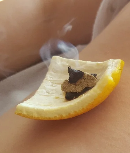 Moxa on citrus peel