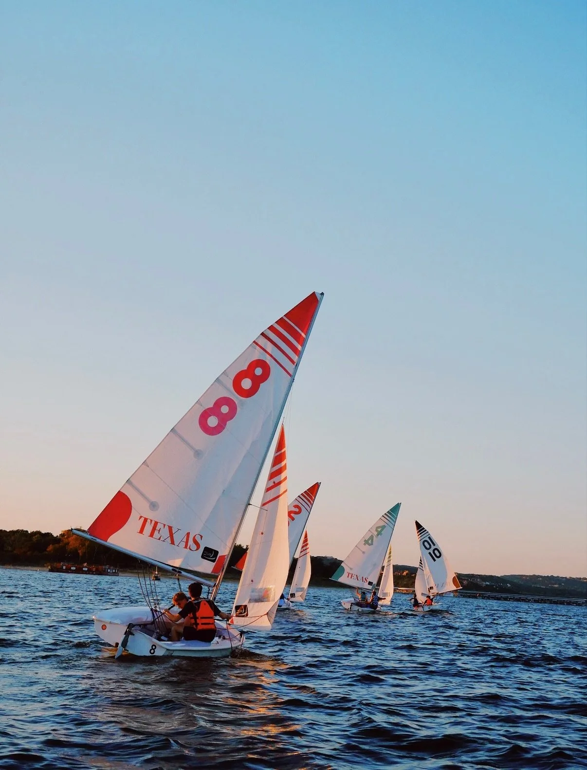 Sailing into our last week of UTST practices 🌊 
If you&rsquo;re still thinking about joining, sign up this week! Or come out if you just love #texassailing 😋

📸: @kateslens_ut 
#texassailing #hookem