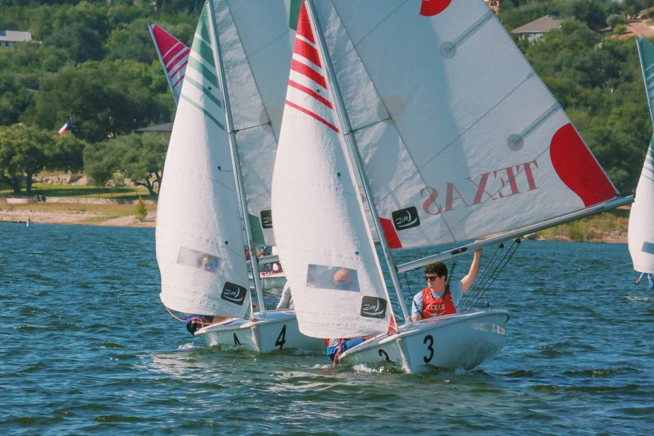 We had a great time hosting our annual Kathryn Hammond Memorial Regatta! 🪽 Kathryn Hammond was a UT Sailing Team alum and teacher who tragically passed in 1999. This regatta was named after her to honor her life and her contribution to the team. We 