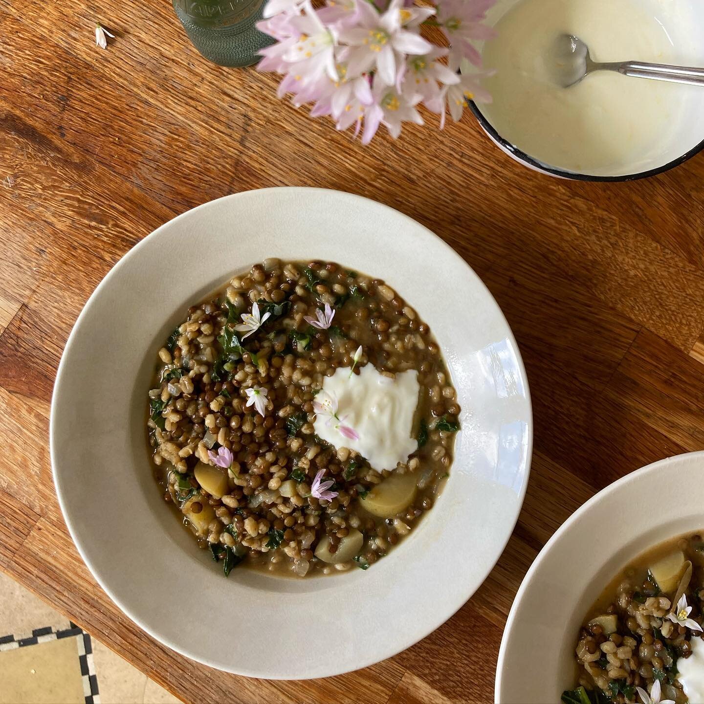 Collected a bunch of wild garlic flowers on a walk the other day and used them in a simple stew with onion, farro, puy lentils, curry, new potatos and lemon yoghurt