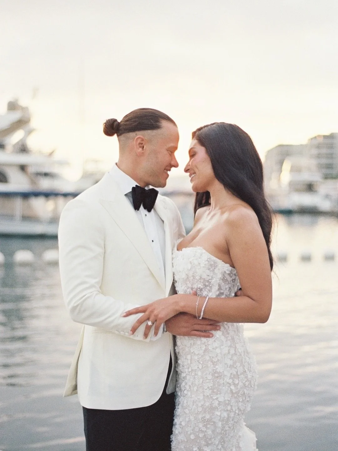 Those dreamy sunset moments 🤍✨
⠀⠀⠀⠀⠀⠀⠀⠀⠀
🎞️ Shot on 35mm Film
⠀⠀⠀⠀⠀⠀⠀⠀⠀
Planning &amp; Design| @purelavish_samantha @purelavishevents Venue | @balboabayresort @balboabayhaley
Photographer | Vanessatierneyphoto
Video | @luxurylifestylestudiosllc 
Fl