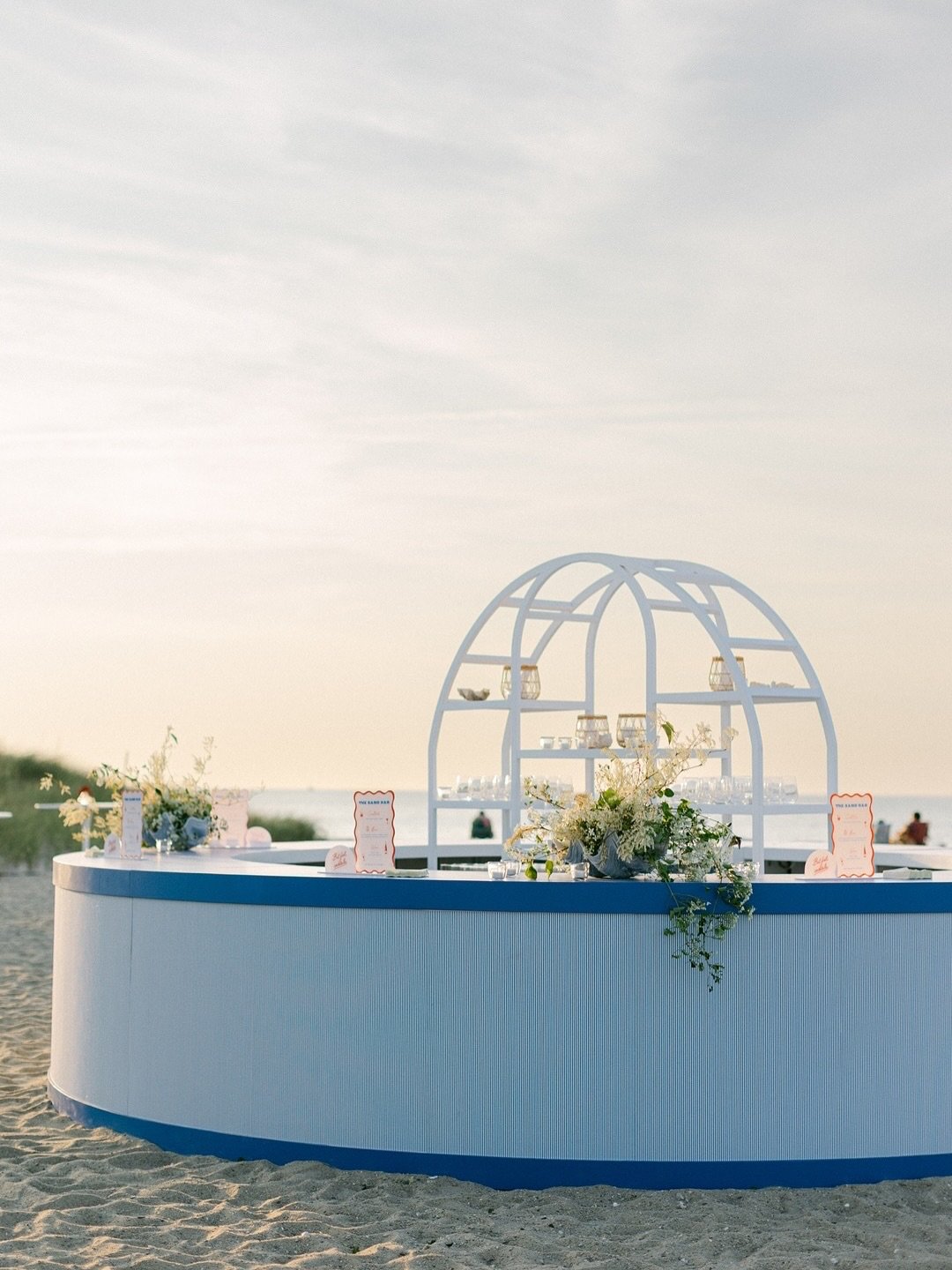Summer Welcome Party Details 🌊🦞

⠀⠀⠀⠀⠀⠀⠀⠀⠀
📸 Second Shot for @valoriedarling
⠀⠀⠀⠀⠀⠀⠀⠀⠀
#sandbar #nantucket #capecod #coastalma #newenglandwedding #newengland #nantucketwedding #destinationwedding #jettiesbeach #welcomeparty #weddingweekend #destin