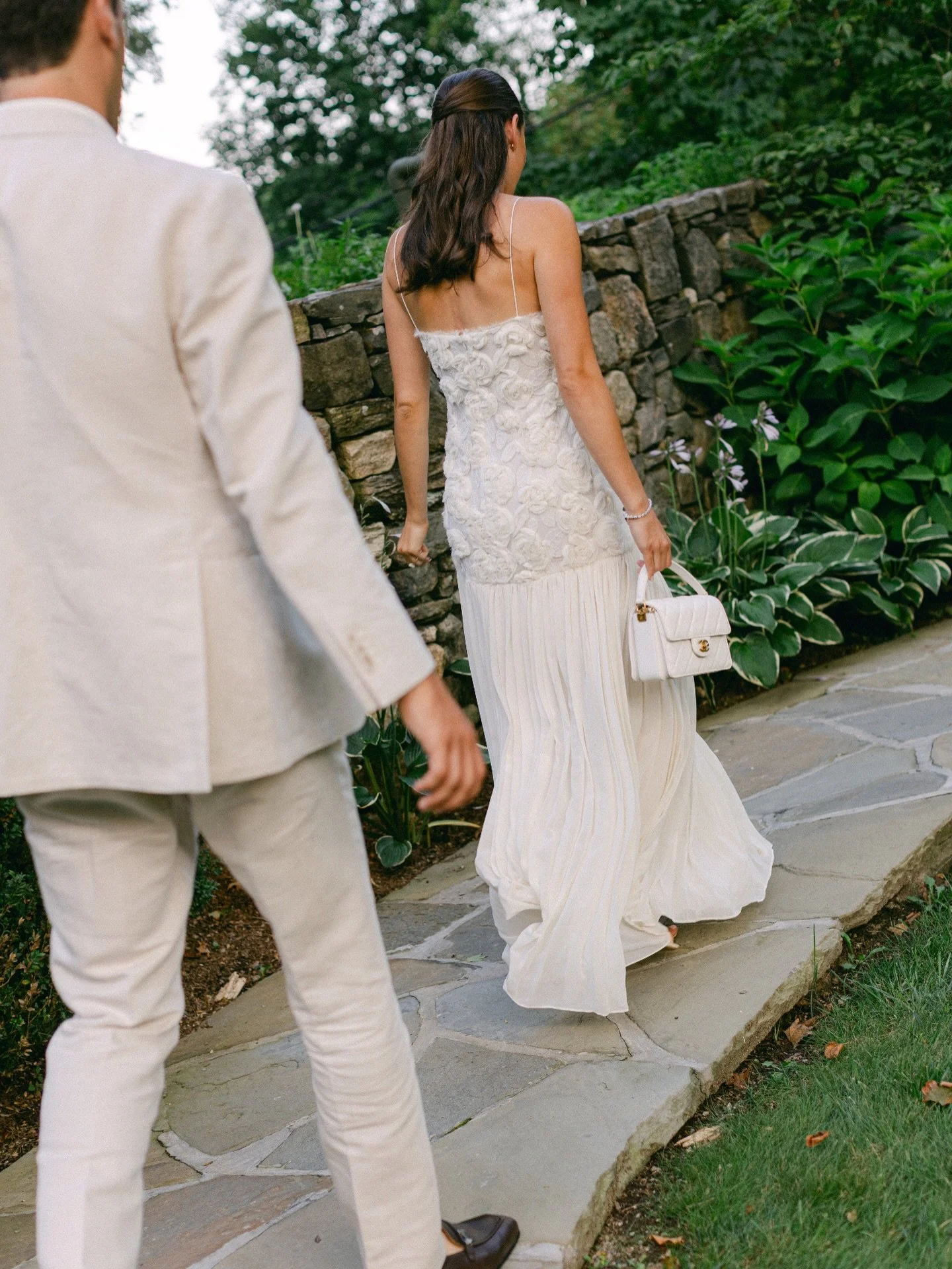 Well I guess it&rsquo;s time to start posting again 😂
⠀⠀⠀⠀⠀⠀⠀⠀⠀
Welcome Party Shot @bedfordpostinn 
⠀⠀⠀⠀⠀⠀⠀⠀⠀
Second Shot for @victoriagoldphotography ✨
#bedford #bedfordpostinn #wedding #weddingreception #bluehill bluehillatstonebarn newyorkwedding