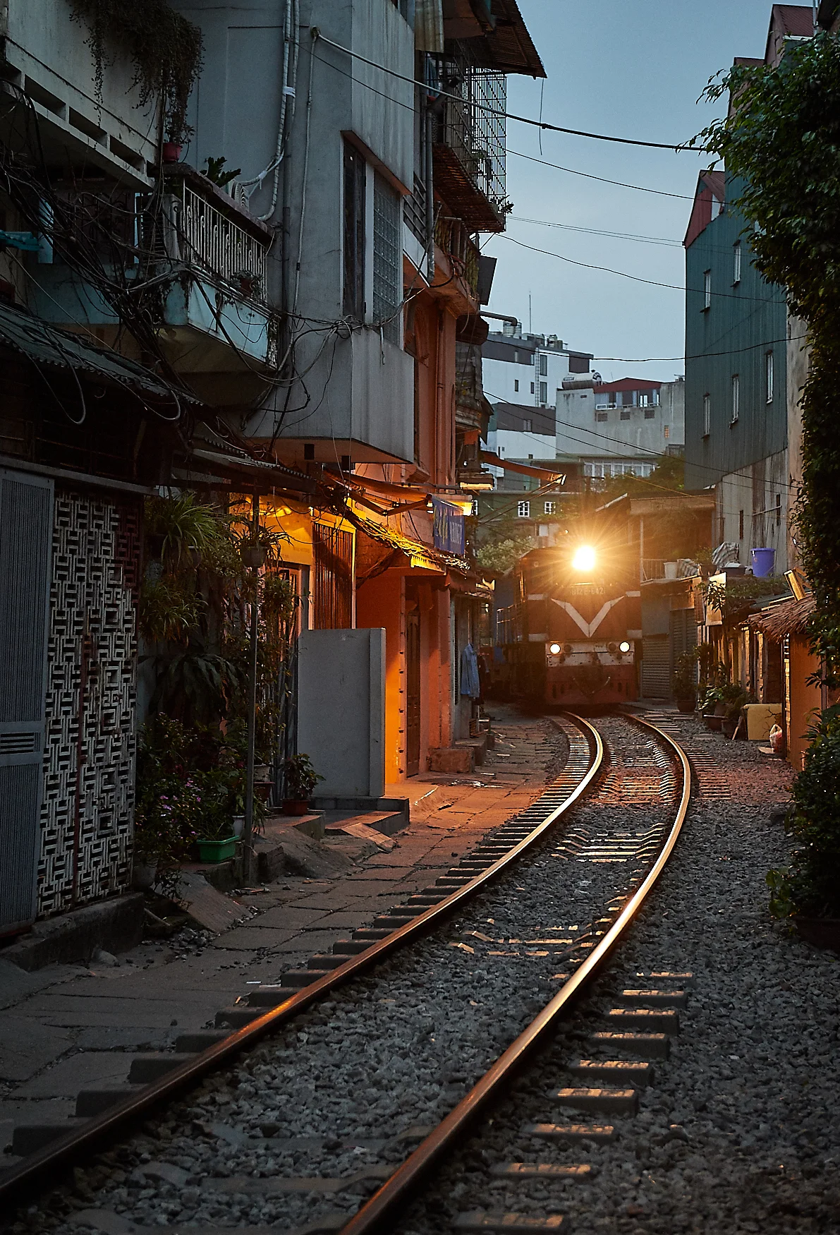 At 05:30 in the morning, just before dawn, the overnight train from Sapa comes in, thundering through the street and, for many locals, this is their wake-up call.