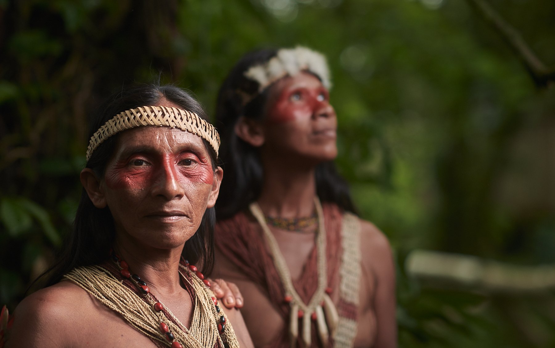 Wuani (front) and Waika (back), two senior Huaorani women