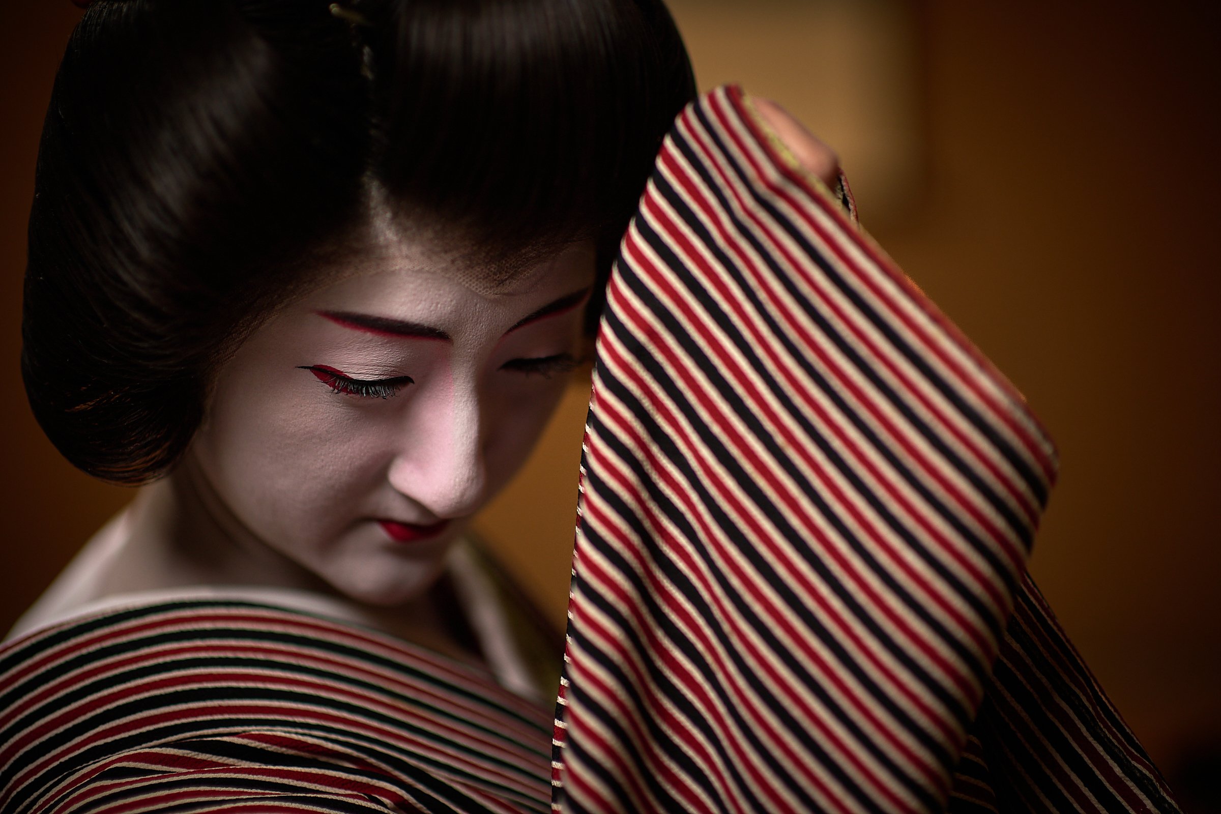 Masaki performing a complex move, involving a special way of holding the kimono sleeve