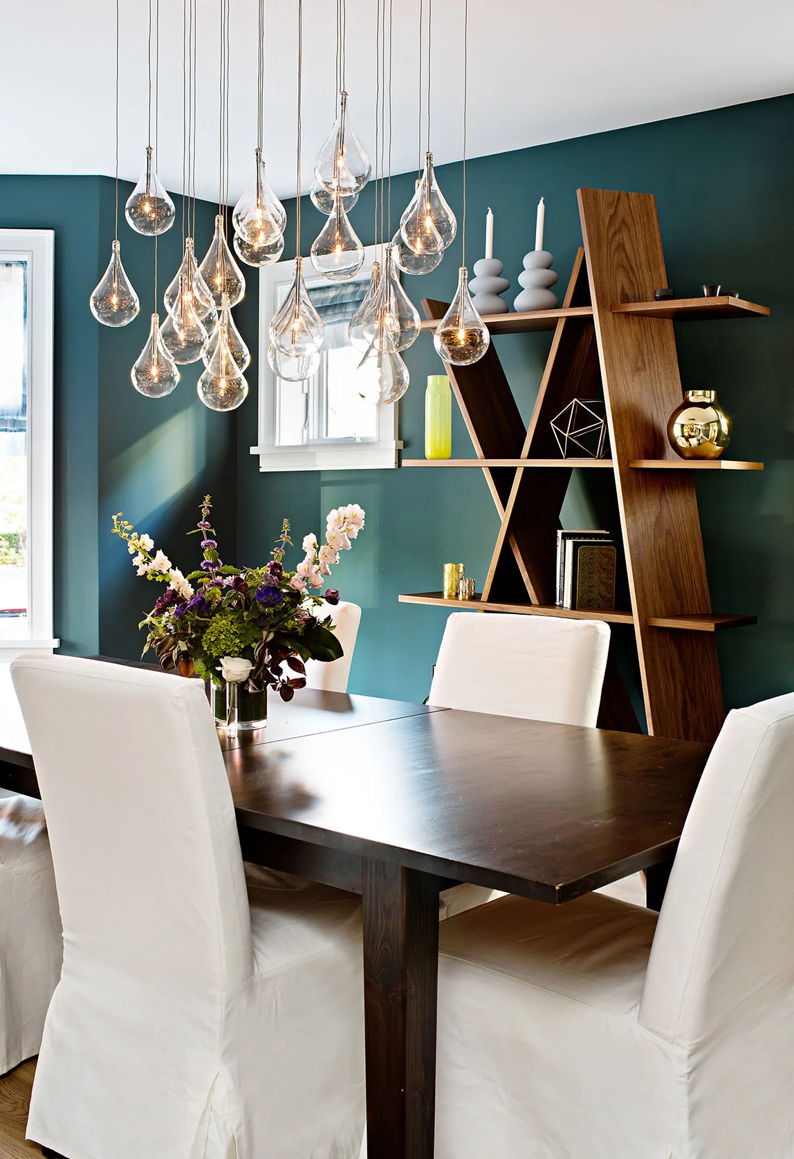 Dramatic wall colour in dining room