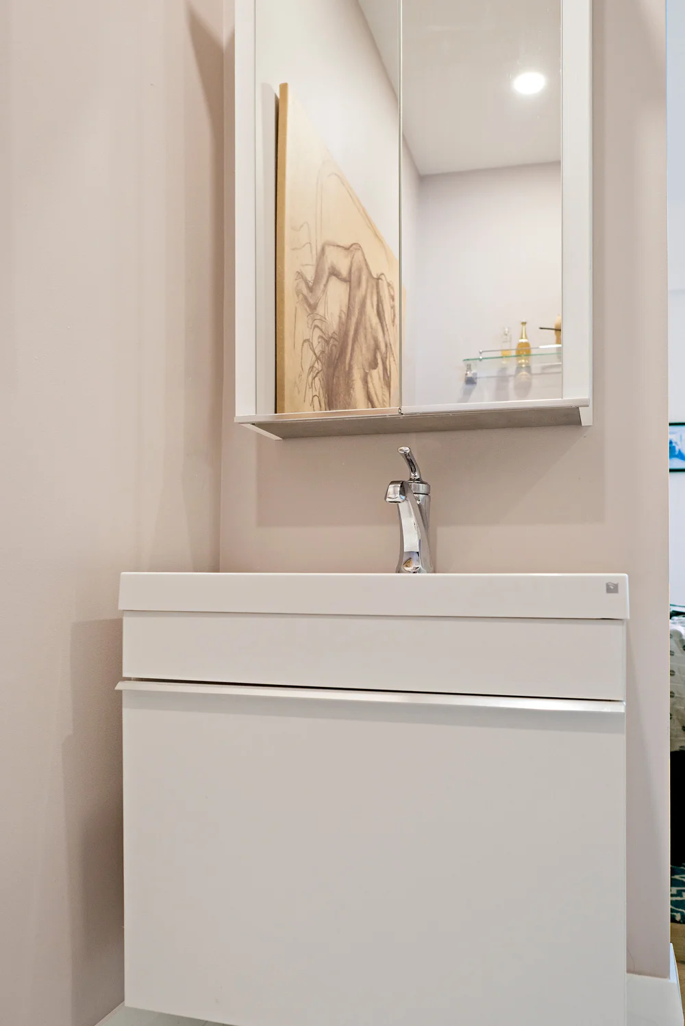 Kitchen sink with mirror