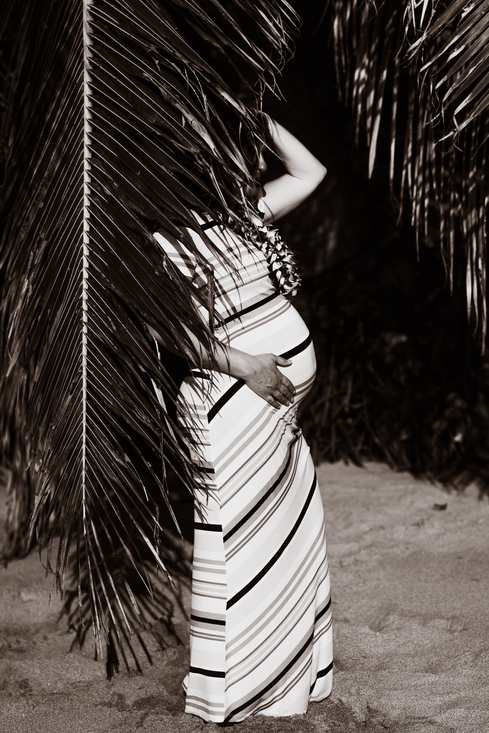 Maui-Maternity-Photographer-Kaanapali-Beach-Bailey-Riley-Photo-10.jpeg