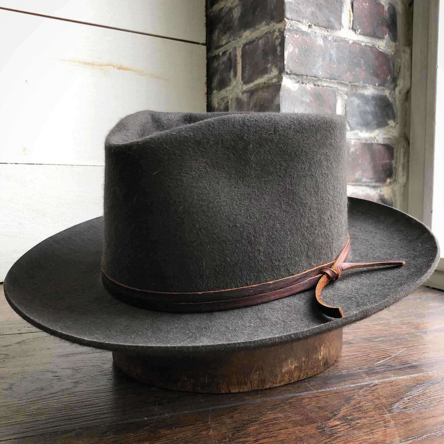  Charcoal, western weight, pure beaver.  Medium-low diamond crown.  2 7/8” flanged brim.  Brown leather outer.   