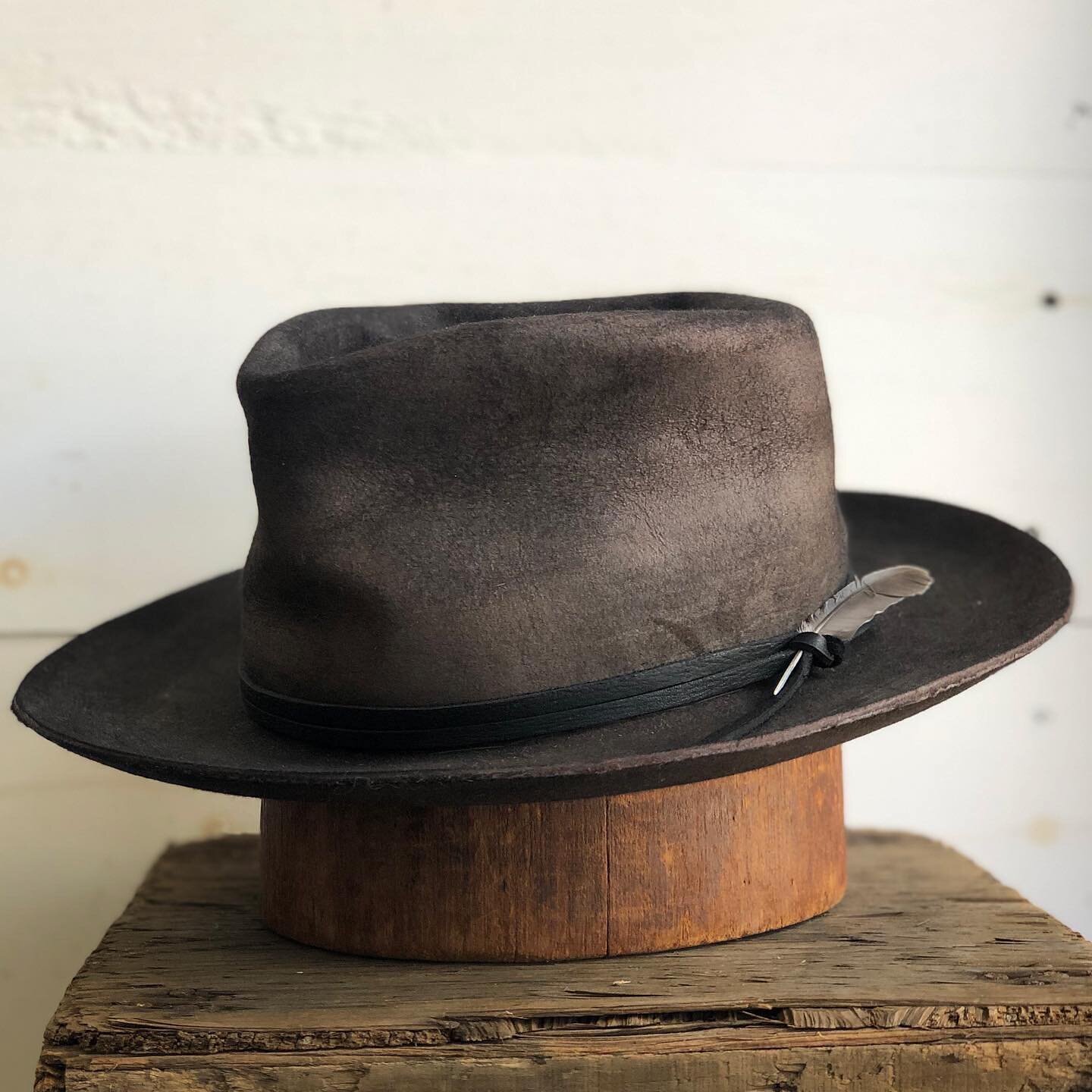    Black/Oak, western weight, pure beaver.  Medium squashed teardrop crown.  3” flanged brim.  Black leather outer.   