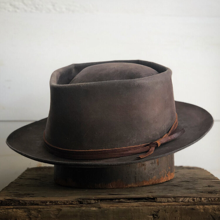  Hand dyed color, dress weight, pure beaver.  Low teardrop crown.  3 1/4” lightly flanged brim.  Brown leather outer.   