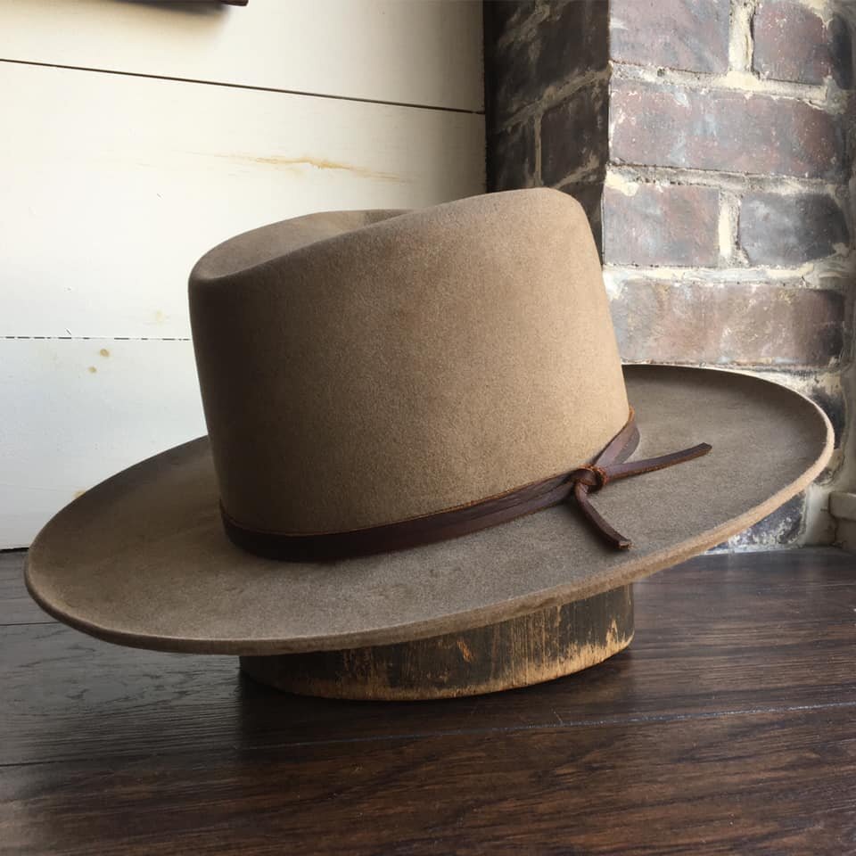  Natural, western weight, pure beaver.  Medium center crown.  3 1/4” lightly curled brim.  Brown leather outer. 