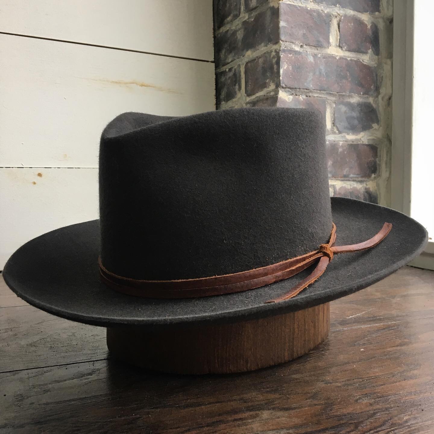  Charcoal, dress weight, pure beaver.  Medium diamond crown.  3” flanged brim.  Brown leather outer. 